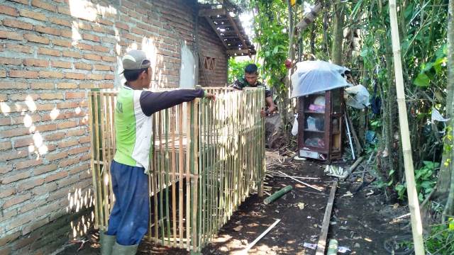 Kandang ayam milik Mbah Jalal yang baru sudah jadi. 