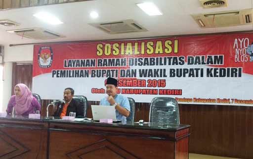 Baskoro dan Komisioner KPU Syamsuri beserta Ketua Gergatin Jawa Timur sebagai penerjemah saat sosialisasi di pendopo Kabupaten Kediri. foto: arif kurniawan/ BANGSAONLINE