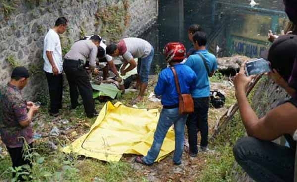 Petugas dibantu warga saat mengevakuasi jenazah Panjul. foto: rony suhartomo/BANGSAONLINE