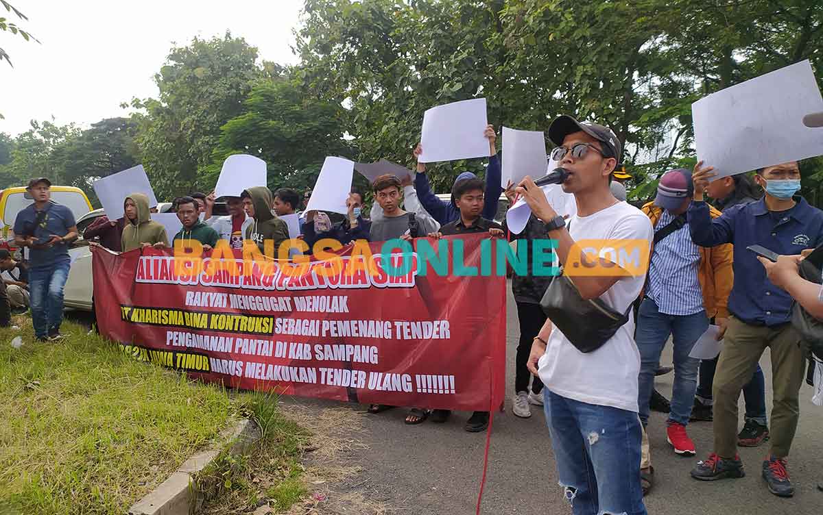 Masa aksi dari masyarakat Pantura Sampang saat berorasi di Kantor BP2JK Jawa Timur. Foto: MUTAMMIM/BANGSAONLINE
