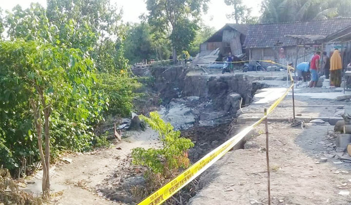 Kondisi bantaran sungai yang sedang longsor.