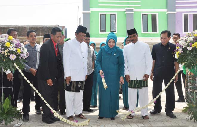 Bupati-Wabup, Sambari-Qosim didampingi Gus Sholeh saat resmikan Grosir Pasar Ikan Modern, 7 Maret 2016 lalu. foto: syuhud/ BANGSAONLINE