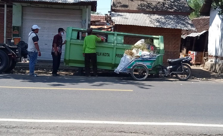 Bau, Berserakan, dan Bikin Macet, Sampah di Pasar Triwung Kota Probolinggo Dikeluhkan Warga