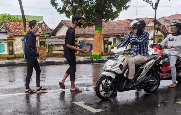 Siswa Pencinta Alam (Sispala) Arjuna Madrasah Aliyah Negeri (MAN) 1 Pamekasan saat menggalang dana di jalan bagi korban gempa di Sulbar.