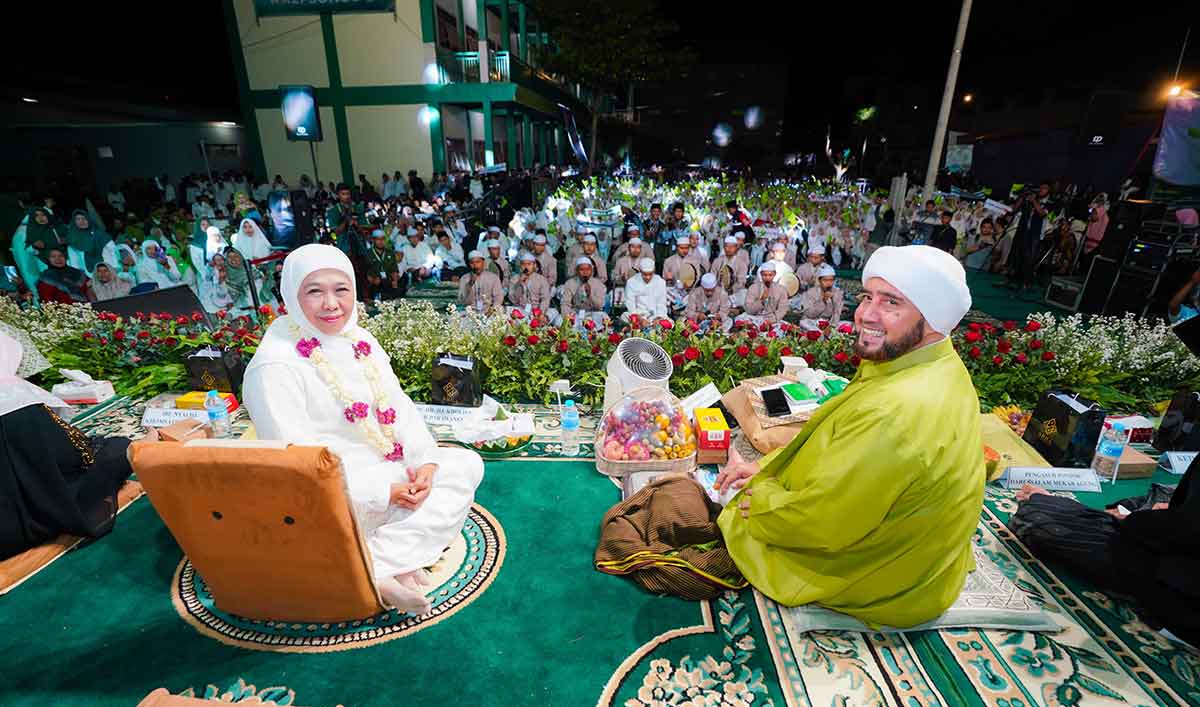 Gubernur Khofifah bersama Habib Syech saat Dzikir dan Sholawat Bareng dalam rangka menyambut HUT ke-80 RI.