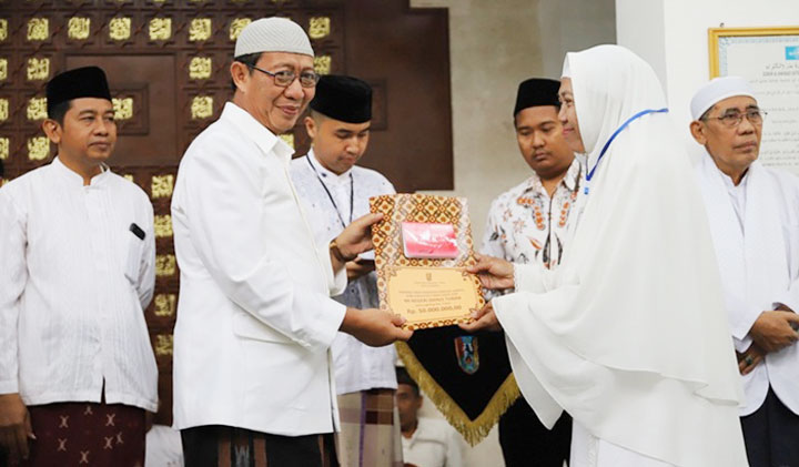 Bupati Tuban Fathul Huda menyerahkan bantuan dana hibah secara simbolis.
