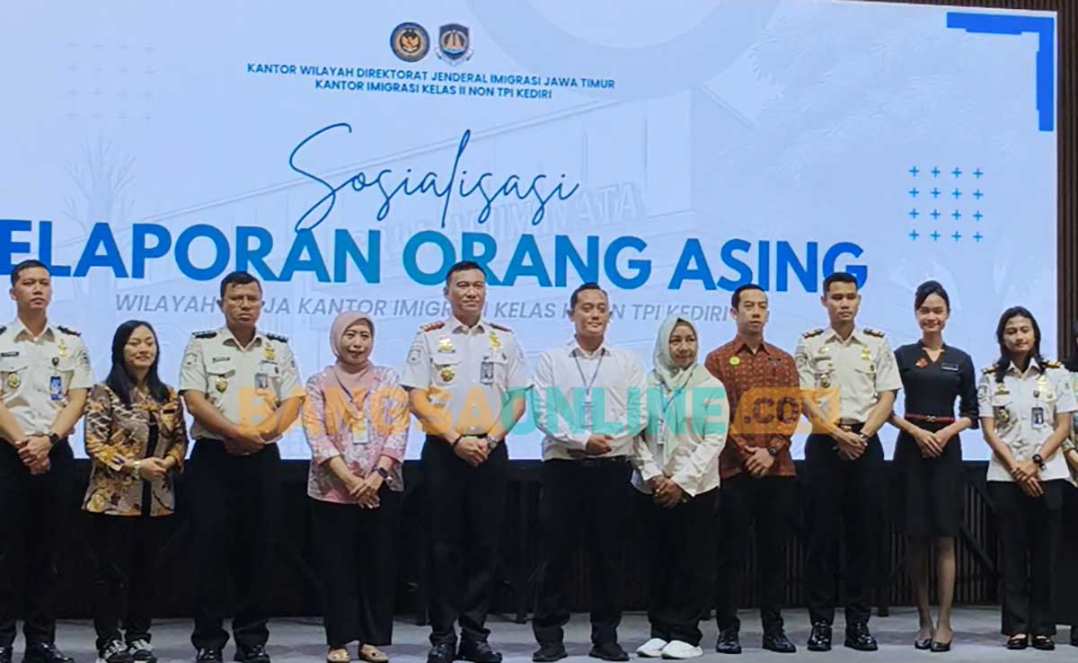 Kepala Kantor Imigrasi Kediri, Antonius Frizky Saniscara Cahaya Putra, bersama pengusaha serta pengelola hotel dan penginapan. Foto: MUJI HARJITA/BANGSAONLINE