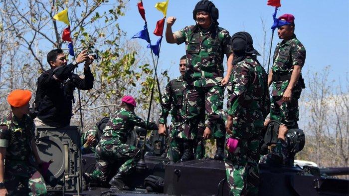 Operasi Amfibi dan pendaratan Pasukan Pendarat Marinir dalam latihan puncak TNI AL Armada Jaya XXXVII tahun 2019 di Pantai Banongan Siitubondo Jawa Timur, Sabtu (13/7/2019). Tampak Panglima TNI Marsekal TNI Hadi Tjahjono berdiri di atas tank bersama para prajurit. foto: Puspen TNI/tribunnews.com