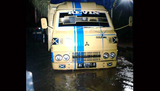 Kondisi jalan yang macet di Nganjuk akibat banjir.