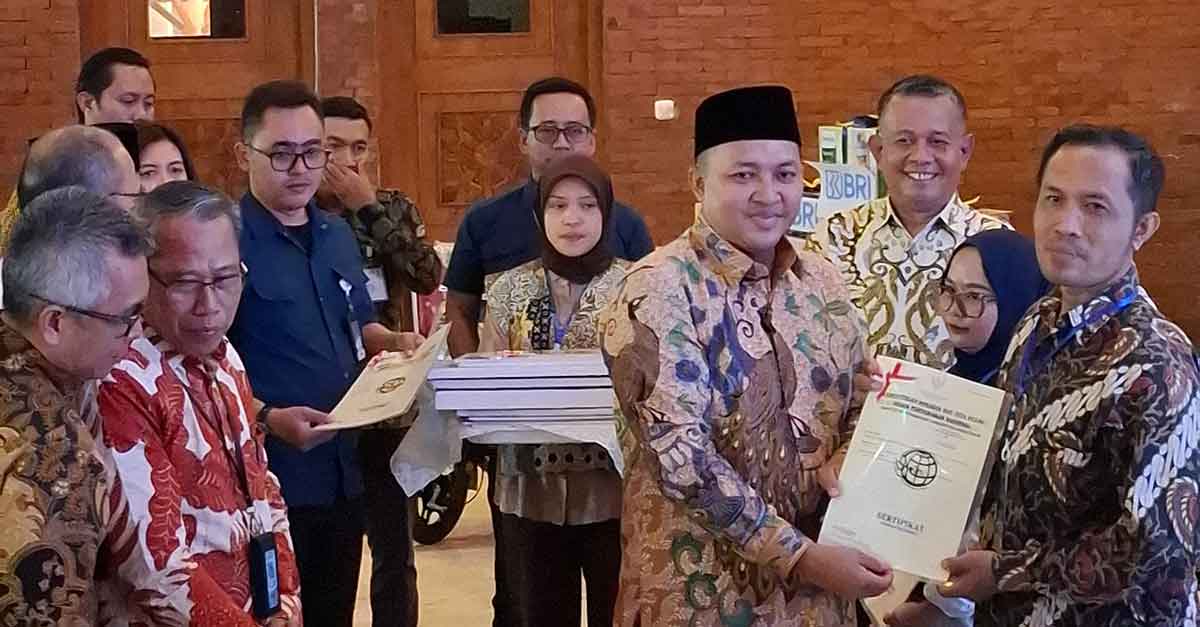 Penyerahan sertifikat yang dilakukan Bupati Pasuruan.