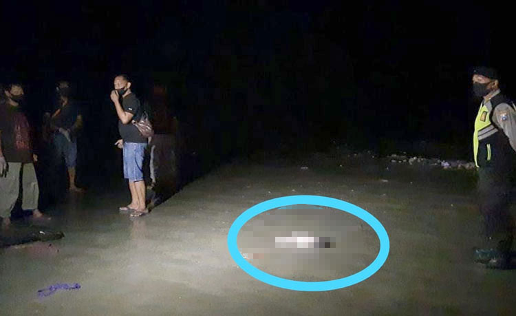 Jenazah bayi yang ditemukan mengampung di bibir pantai saat hendak dievakuasi.
