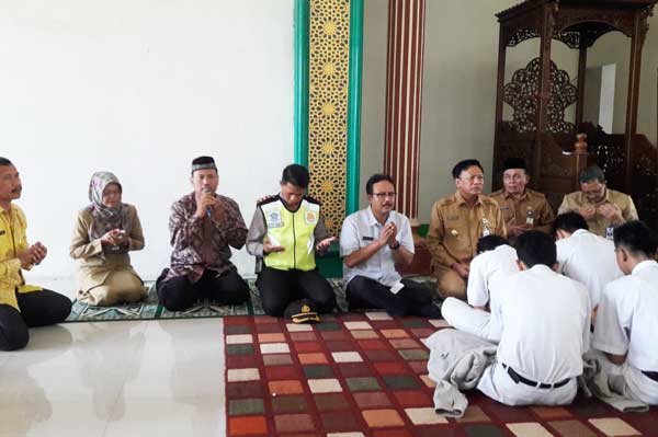 Wagub Jatim Saifullah Yusuf didampingi Bupati Gresik Sambari Halim Radianto saat mengikuti doa bersama siswa SMAN 1 Gresik sebelum UNBK. foto: SYUHUD/ BANGSAONLINE