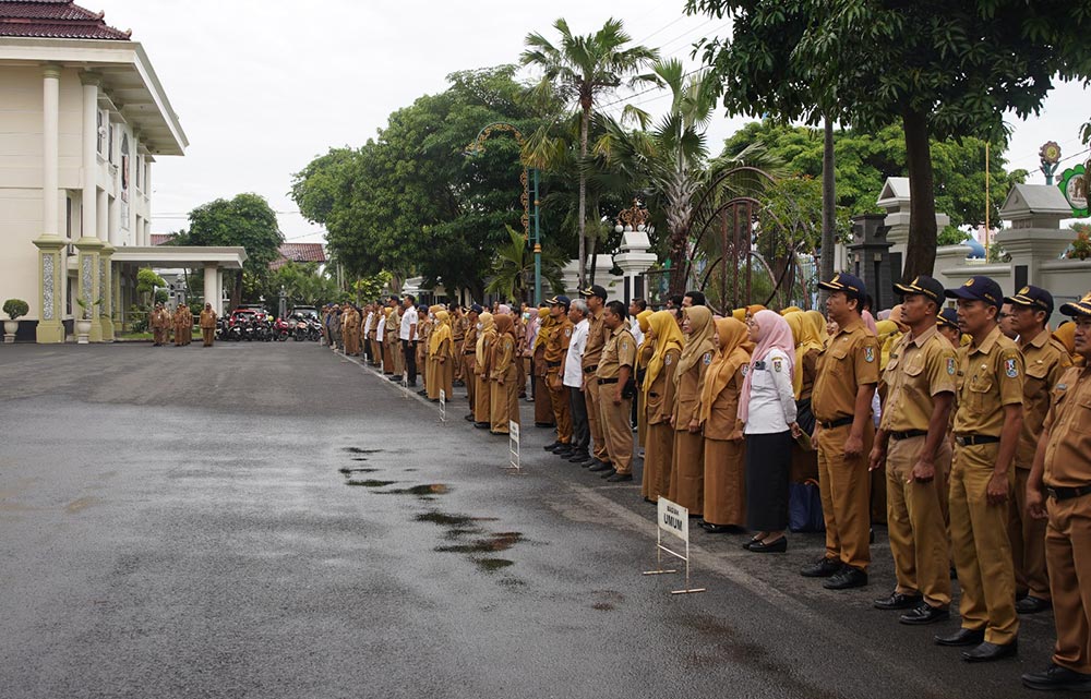 Para ASN di lingkungan Pemkab Tuban saat mengikuti apel di depan kantor bupati.