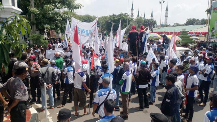 Ratusan buruh yang tergabung dalam Federasi Serikat Pekerja Metal Indonesia (FSPMI) Kabupaten Tuban menggelar aksi unjuk rasa di depan kantor pemerintah kabupaten setempat, Rabu (1/5).