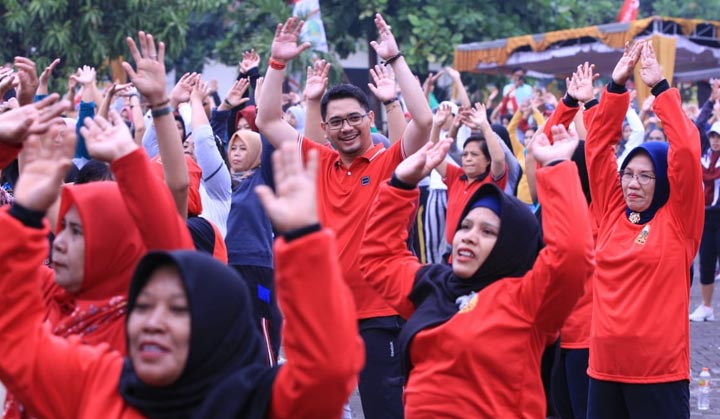 Plt. Wali Kota Pasuruan Raharto Teno bersama para anggota Perwosi saat senam bareng di GOR Untung Suropati, Ahad (15/12).