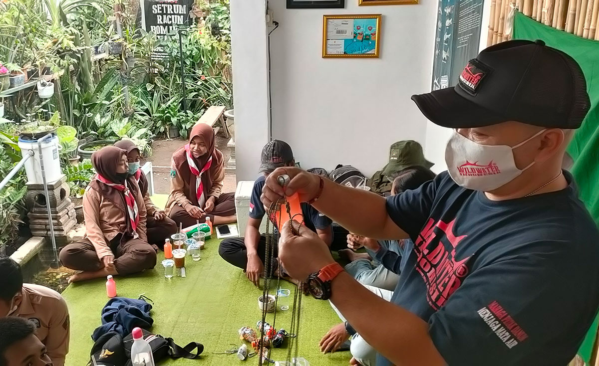 Bima Nuryawan, Koordinator WWI Region Kediri saat memperagakan cara membuat asbak portabel di hadapan adik-adik Pramuka Saka Wana bakti di basecamp WWI di Desa Gabru, Kecamatan Gurah Kabupaten Kediri, Minggu (5/9). foto: Muji Harjita/ BANGSAONLINE.com