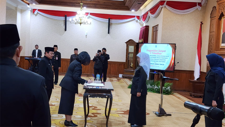 Gubernur Khofifah Lantik Profesor Cita Jadi Direktur RSUD Dr Soetomo