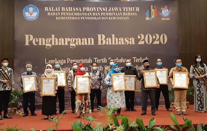 APRESIASI: Penerima Penghargaan Bahasa 2020 saat acara penyerahan di Favehotel, Selasa (17/11). foto: MUSTAIN/ BANGSAONLINE