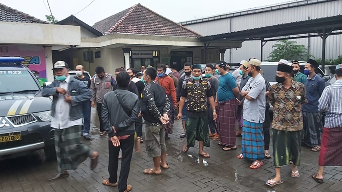 Forum Santri Gresik saat laporkan H. Nawawi Kasiadi ke Polsek Menganti. foto: ist.