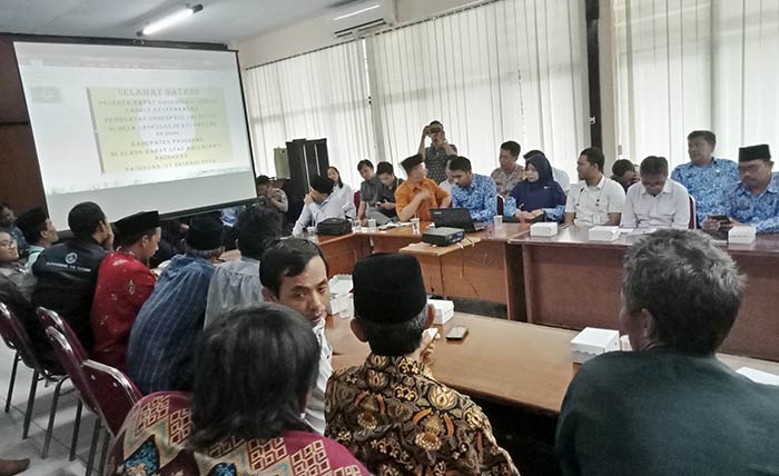 Suasana perundingan antara perwakilan warga Desa Sadengrejo dan Kawisrejo, Kecamatan Rejoso, Kabupaten Pasuruan dengan PT Jasa Marga Tol Gempol-Pasuran.