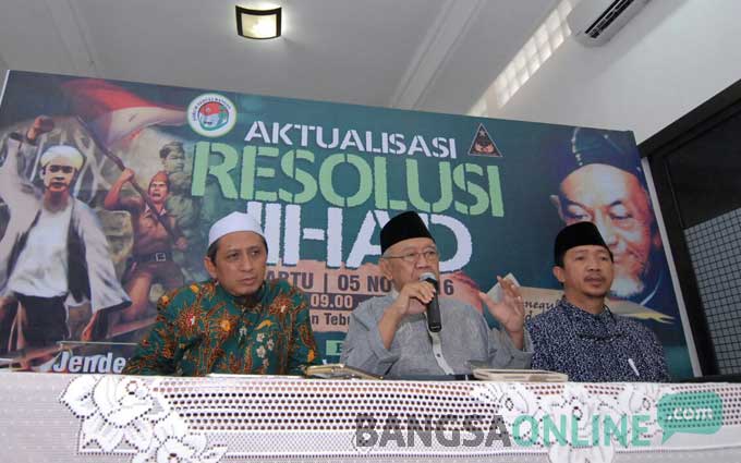 KH Salahuddin Wahid (Gus Solah), Pengasuh Ponpes Tebuireng Jombang (tengah), KH Imam Mawardi (kanan), KH Miftahurrohman (kiri) saat konferensi pers pelaksanaan rapat akbar aktualisasi resolusi jihad, Sabtu (30/10). foto: RONY S/ BANGSAONLINE
