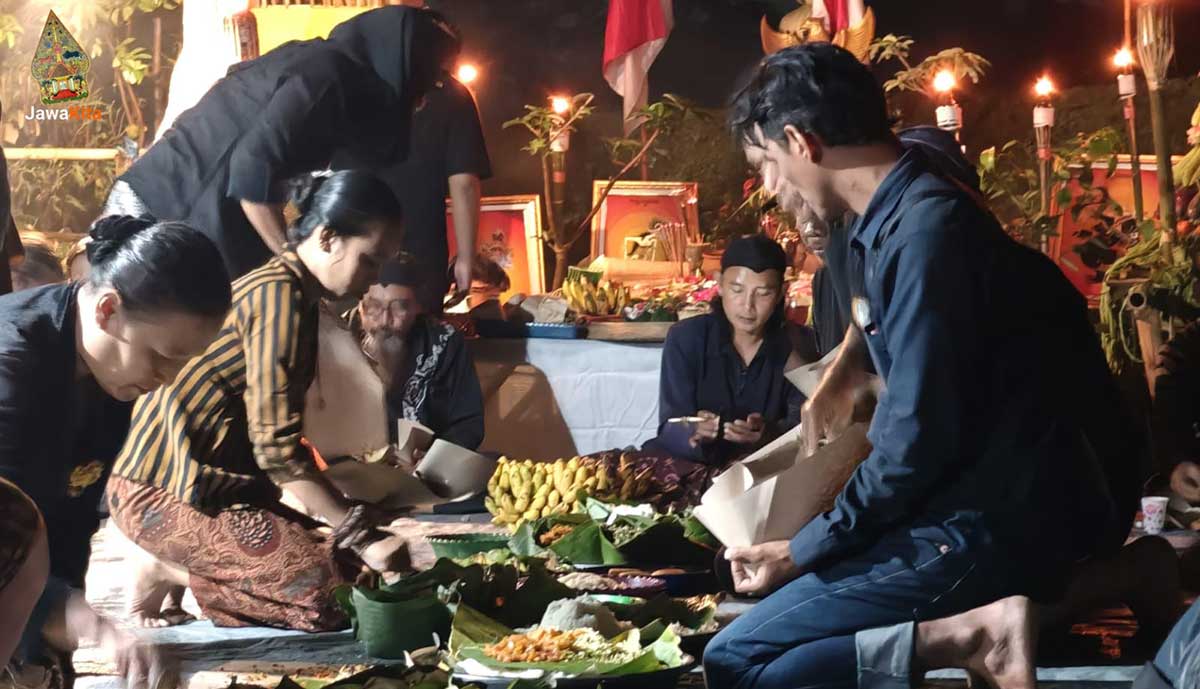 Acara porak tumpeng melambangkan kemakmuran yang dinikmati bersama tanpa memandang perbedaan. Foto: Ist