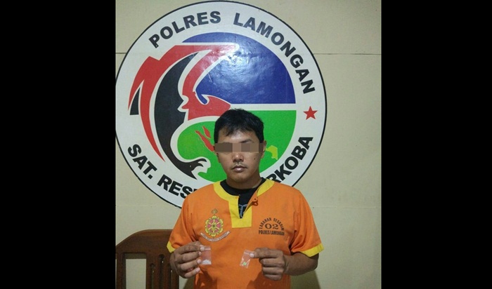 Tersangka saat berada di Mapolres Lamongan.
