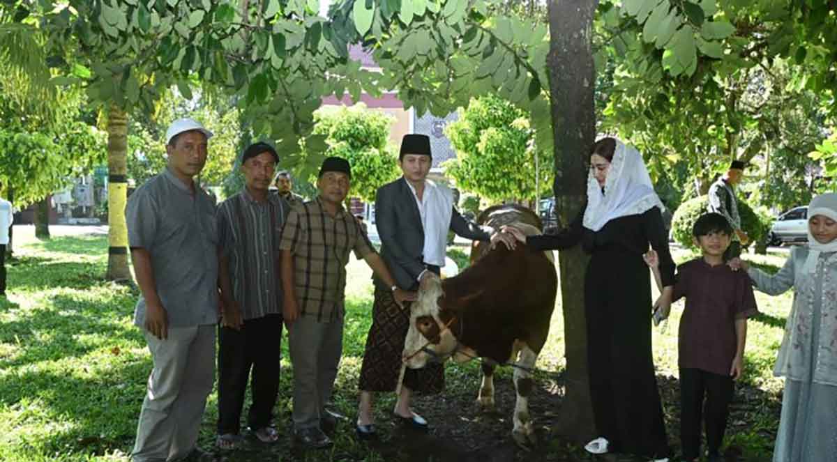 Bupati Trenggalek dan keluarga saat menyerahkan hewan kurban.