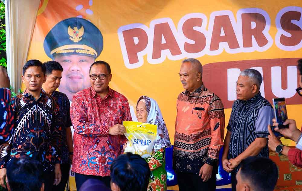 Sekda Gresik, Achmad Washil Miftahul Rachman (berkaca mata), saat membuka pasar sembako murah. Foto: Ist.