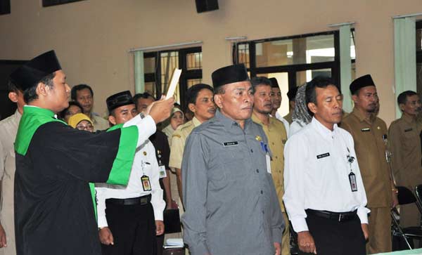 Kadispendik, Mahin Spd bersama pengawas Unas lain ketika disumpah kejujuran. foto: syuhud/ BANGSAONLINE