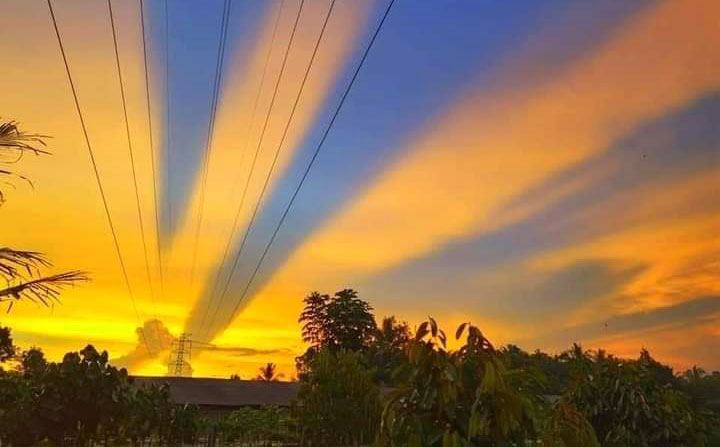 “Langit Terbelah” saat sunset di Banyuwangi.