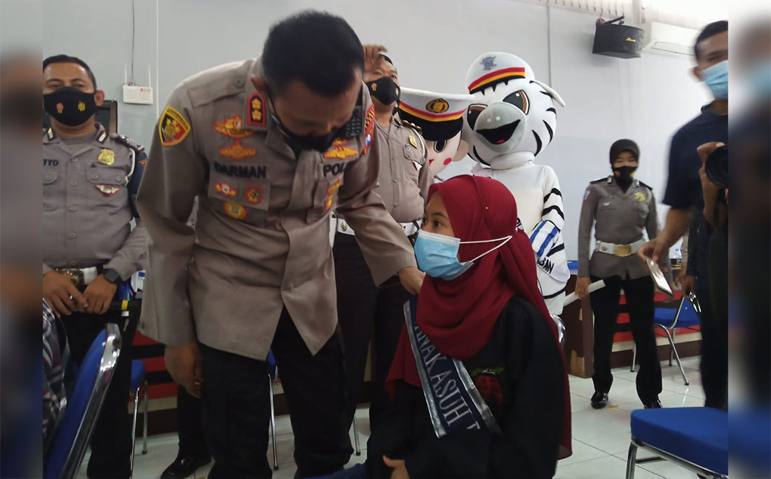 Kapolres Tuban, AKBP Darman, saat menyapa anak yatim piatu korban Covid-19.