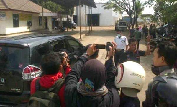 Suasana depan pabrik PT Lian Yi setelah kebakaran. (gunadhi/BANGSAONLINE)