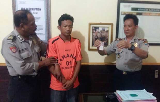 Tersangka saat diamankan.