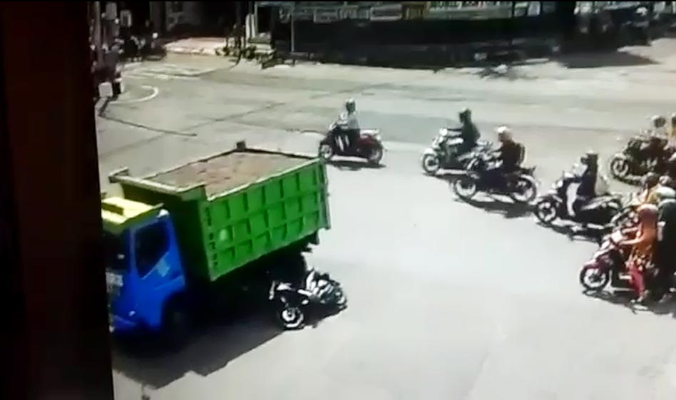 Cuplikan rekaman CCTV saat truk menyerempot motor di lampu merah perempatan di Jember.