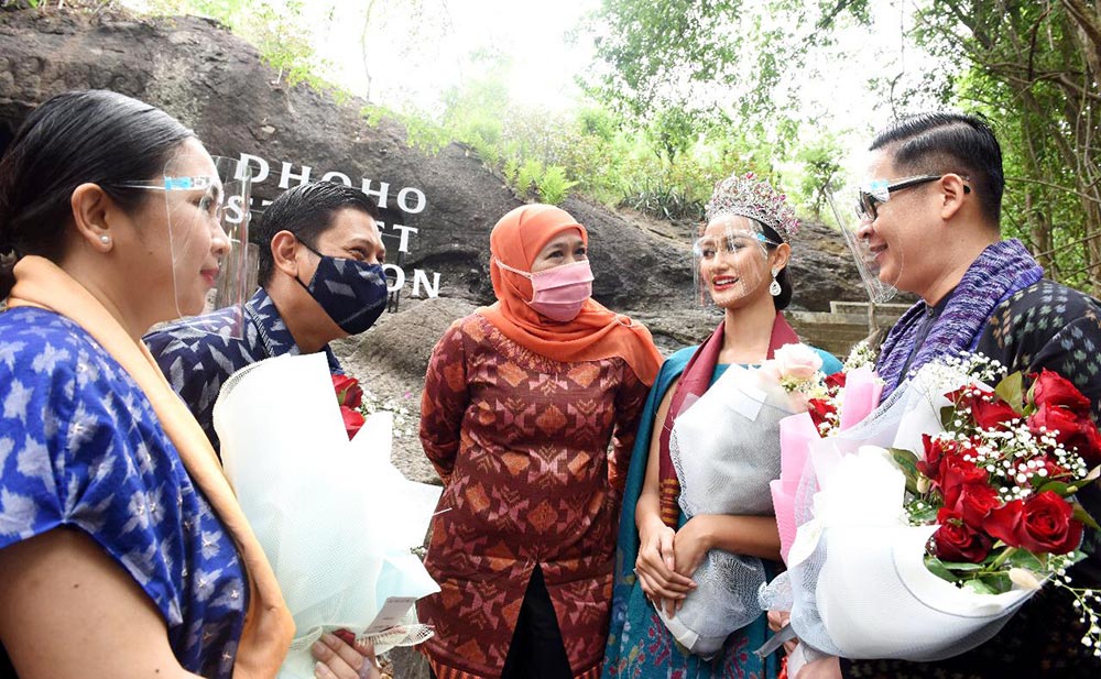 Gubernur Jawa Timur Khofifah Indar Parawansa (paling tengah) diapit oleh Wali Kota Kediri Abdullah Abu Bakar, dan Putri Indonesia 2020 Ayuma. (foto: ist)