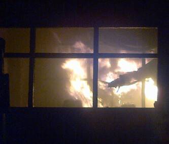 LUDES. Api begitu cepat membakar bahan pigura hingga semua ludes terbakar. 