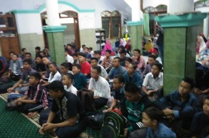 Para muda-mudi LDII saat mengikuti pengajian di malam tahun baru 2018.