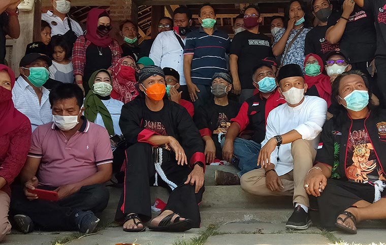 Gubernur Jawa Tengah, Ganjar Pranowo (masker oranye) saat bertemu Paslon Sugiri Sancoko-Lisdyarita beserta para relawan saat kunjungan ke Ponorogo.