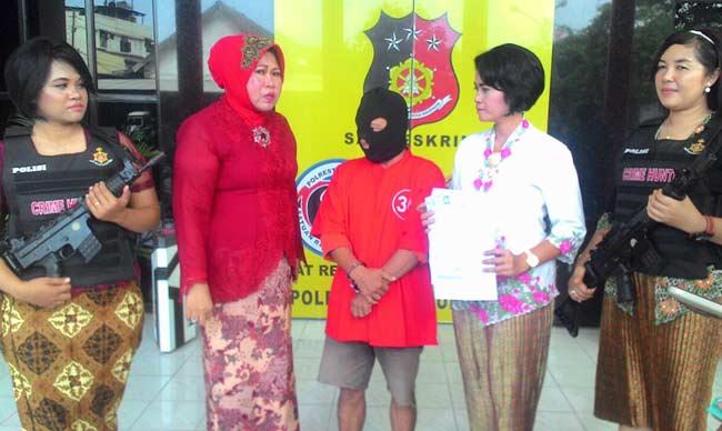 Tersangka didapmingi Kasubag Humas Polrestabes Surabaya, Kompol Lily Dja