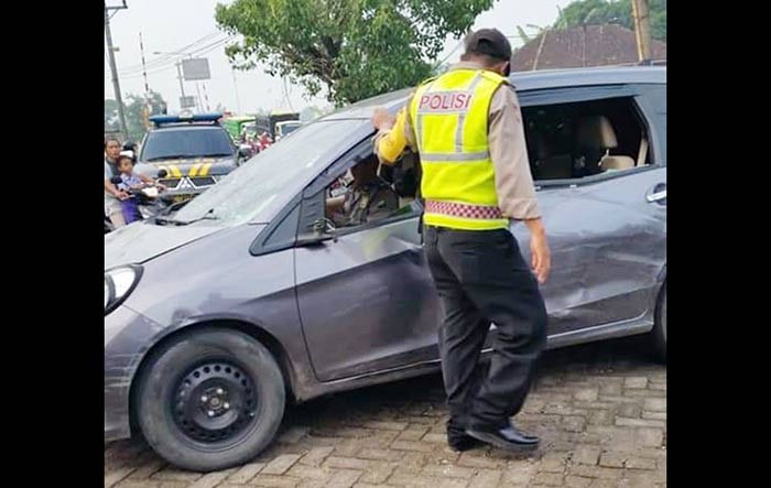 Mobil Honda Mobilio yang ditinggalkan pengendaranya di tengah jalan.