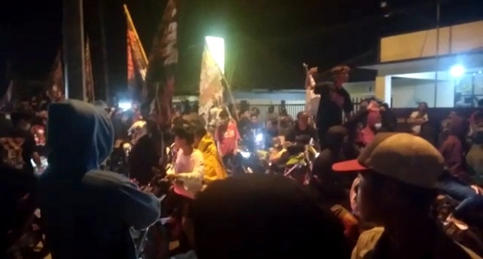 Suasana ketika ratusan pendekar berada di depan Mapolsek Bangorejo, Banyuwangi.