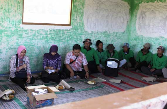 Calon Bupati Haryanti Sutrisno terlihat akrab saat berbincang dengan kelompok tani di Desa Pandantoyo kecamatan Ngancar Kabupaten Kediri, Selasa (15/9). (arif kurniawan/BANGSAONLINE)
