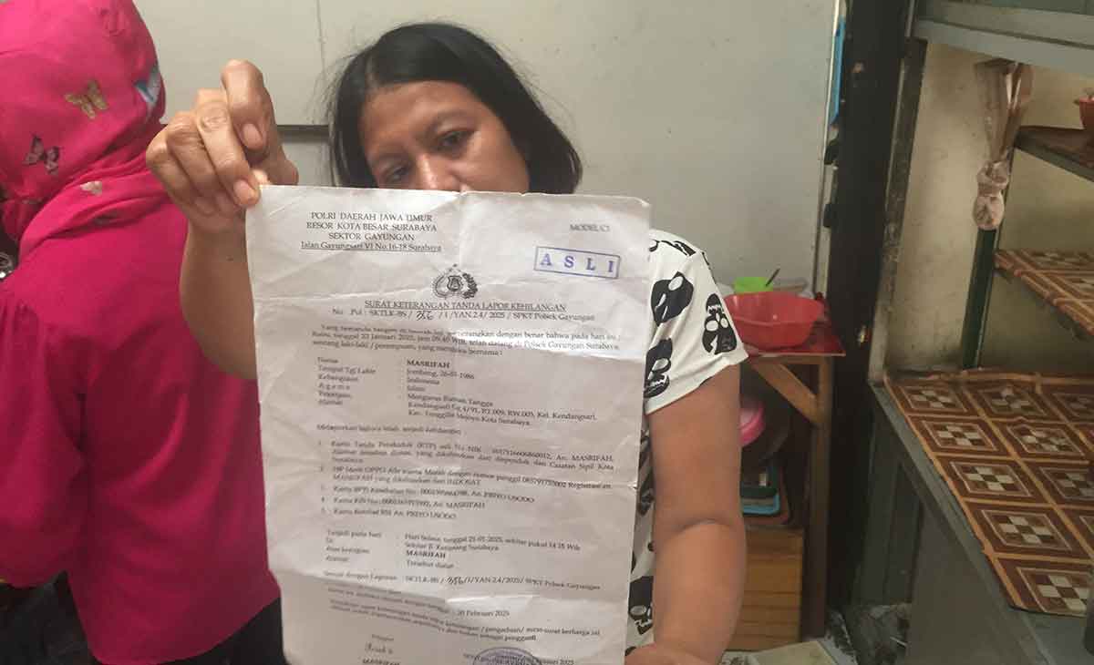 Korban saat menunjukkan laporan ke polisi.