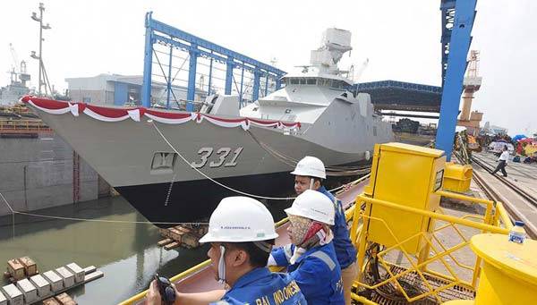 Dua kapal perang buatan PT PAL Indonesia diluncurkan di Tanjung Perak, Surabaya, Senin (18/1).  foto: kompas