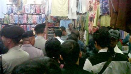 Suasana eksekusi toko Merdeka Bondowoso. Foto: yogik mz/BangsaOnline.com
