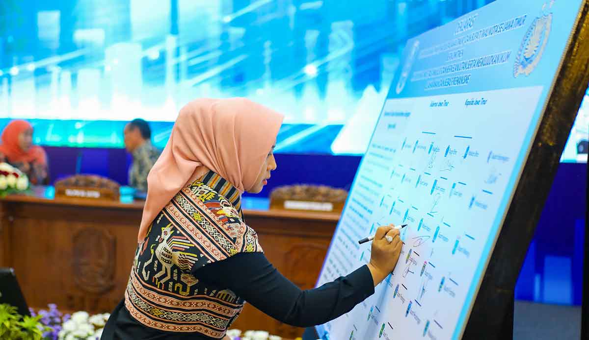 Wali Kota Mojokerto saat menghadiri HLM Investasi 2025.
