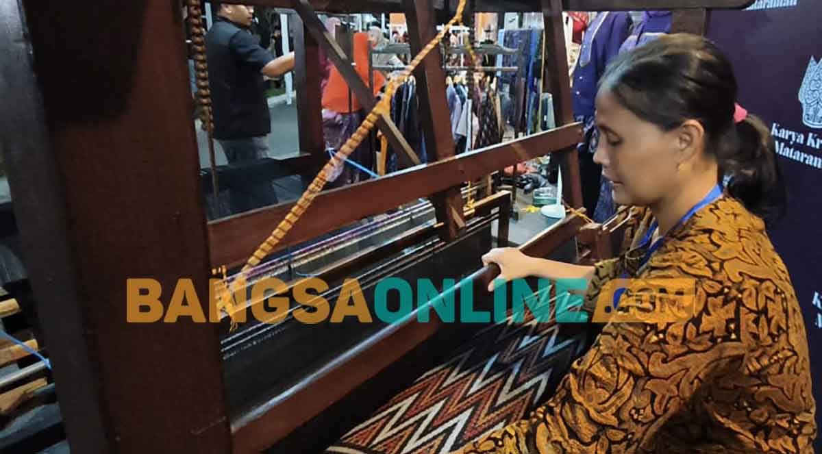 Proses pembuatan tenun ikat Bandar Kidul, salah satu tujuan kunjungan yang dipersiapkan. Foto: MUJI HARJITA/BANGSAONLINE