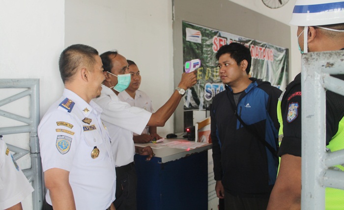Pemeriksaan suhu tubuh kepada para penumpang terus diberlakukan di stasiun maupun terminal untuk menghindari penyebaran corona. foto: BAMBANG/ BANGSAONLINE