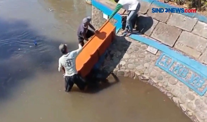 Tangkapan layar dari video Sindonews.com memperlihatkan sebuah eti mati yang berhasil dievakuasi warga.